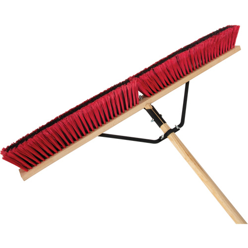 Balai-brosse &agrave; manche renforc&eacute;, 36", Moyen, Soies PVC O-Max