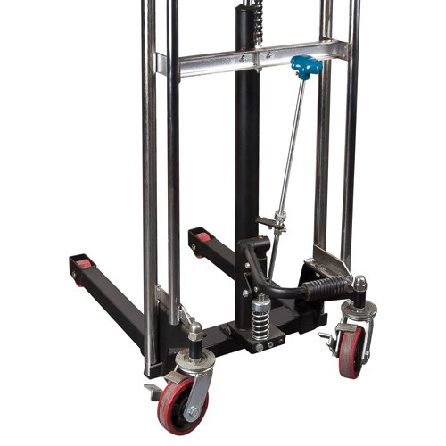 Gerbeur hydraulique &agrave; plateforme, M&eacute;canisme Pompe au pied, Capacit&eacute; de 880 lb, Levage max de 60" O-Max
