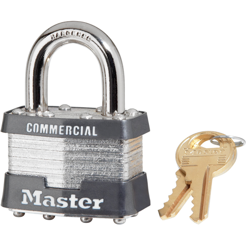Cadenas commercial, Argent, Cl&eacute;s diff&eacute;rentes, Acier lamin&eacute;, Largeur de 1-3/4" O-Max