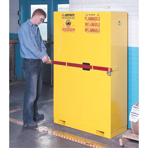 Armoire de rangement haute s&eacute;curit&eacute; avec barre en acier pour produits inflammables, 45 gal., 2 tablettes O-Max