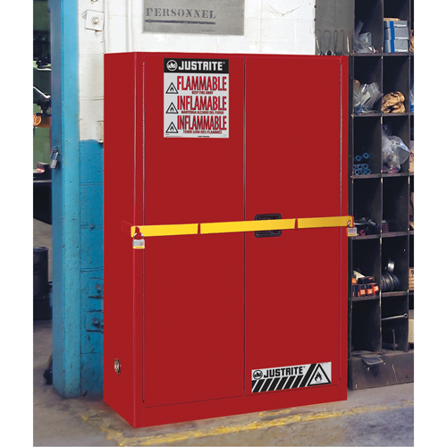 Armoire de rangement haute s&eacute;curit&eacute; avec barre en acier pour produits inflammables, 45 gal., 2 tablettes O-Max