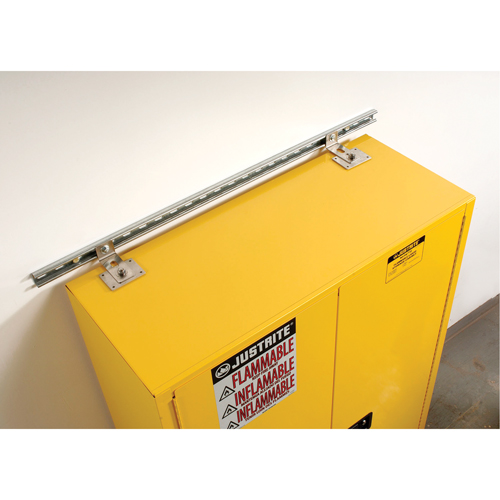 Attache de retenue contre les s&eacute;ismes pour armoire Sure-Grip Ex pour produits inflammables O-Max