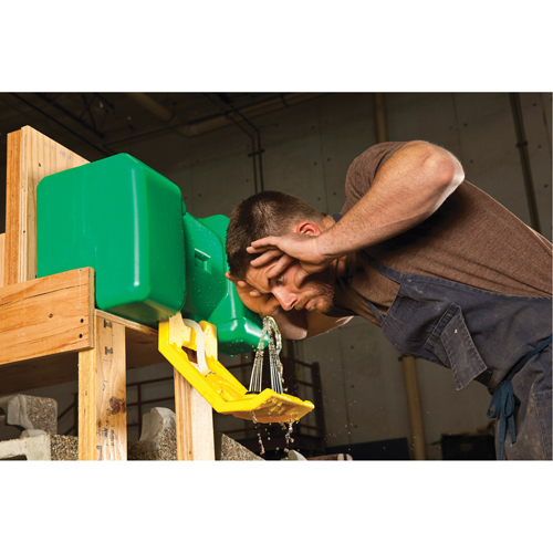 Poste de douche oculaire, Aliment&eacute; par gravit&eacute;, Capacit&eacute; 9 gal., Conformit&eacute; ANSI Z358.1 O-Max