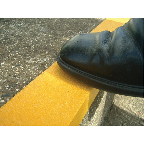 Rebords de marches antid&eacute;rapants Safestep, 2,75" la x 32" lo, Jaune O-Max