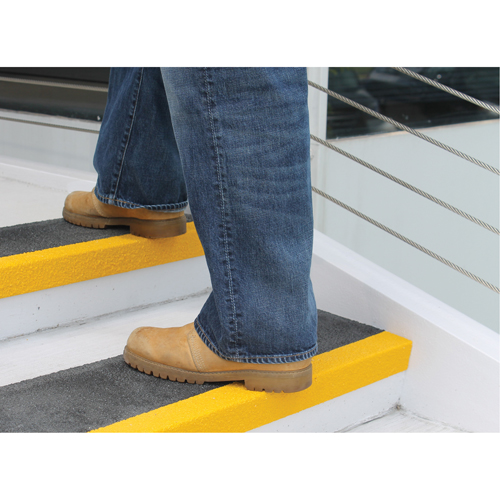 Rebords de marches antid&eacute;rapants Safestep, 13,5" la x 48" lo, Noir & jaune O-Max