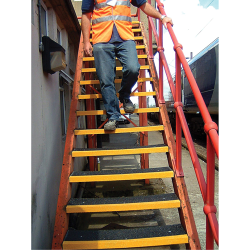 Rebords de marches antid&eacute;rapants Safestep, 13,5" la x 48" lo, Noir & jaune O-Max