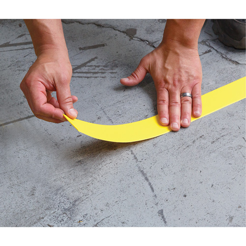 Marqueur robuste pour le sol Tough-Mark, Rectangle, 48" lo x 2" la, Jaune, Poly&eacute;thyl&egrave;ne O-Max
