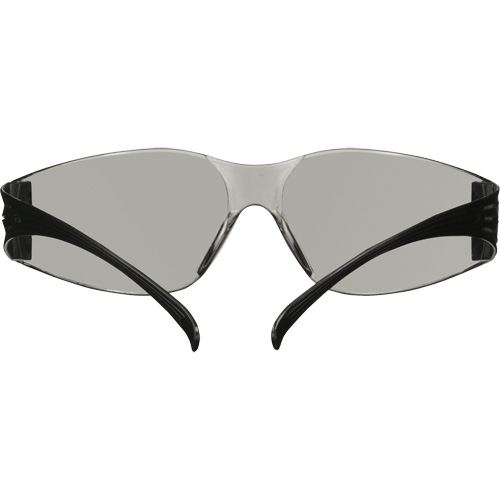 Lunettes de protection de s&eacute;rie 100 SecureFit, Lentille Gris/Int&eacute;rieur/ext&eacute;rieur, Antibu&eacute;e/Anti-&eacute;gratignures, ANSI Z87+/R&eacute;pond ou surpasse la norme CSA Z94.3 O-Max