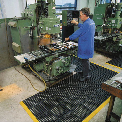 Tapis antifatigue &agrave; imbrication Cushion-Ease 550, &agrave; fentes, 3' x 3' x 3/4", Noir, Caoutchouc O-Max