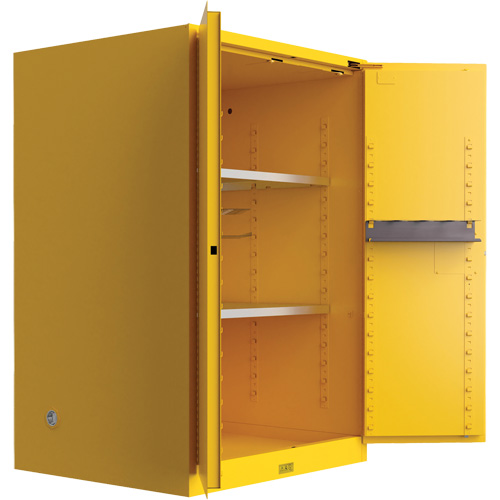 Armoire de s&eacute;curit&eacute; pour produits inflammables Utili-Guard+, 90 gal., 2 Porte(s), 43" La x 65" h x 37" p O-Max
