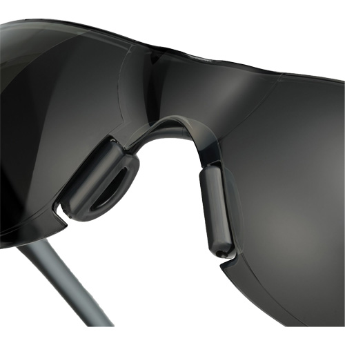 Lunettes de s&eacute;curit&eacute; Adapt Lite, Lentille Fum&eacute;e, Antibu&eacute;e/Anti-&eacute;gratignures, ANSI Z87+/R&eacute;pond ou surpasse la norme CSA Z94.3 O-Max