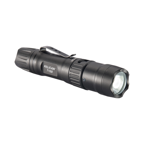 Lampe de poche tactique 7100, DEL, 695 lumens, Piles AA O-Max