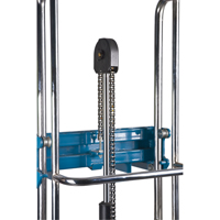 Gerbeur hydraulique &agrave; plateforme, M&eacute;canisme Pompe au pied, Capacit&eacute; de 880 lb, Levage max de 60" O-Max