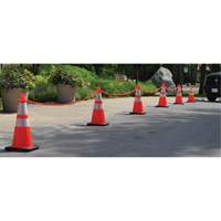 Ensemble de c&ocirc;nes de signalisation et chaînes, 28", Orange, Bande(s) r&eacute;fl&eacute;chissante(s) 4" & 6" O-Max