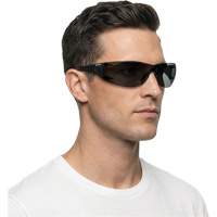 Lunettes de s&eacute;curit&eacute; Adapt Lite, Lentille Fum&eacute;e, Antibu&eacute;e/Anti-&eacute;gratignures, ANSI Z87+/R&eacute;pond ou surpasse la norme CSA Z94.3 O-Max