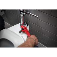 Cl&eacute; &agrave; tuyau hexagonale coud&eacute;e en acier, Cap des m&acirc;choires 2-5/8", Longueur 10-1/2", Fini Rev&ecirc;tement en poudre, Prise Ergonomique O-Max