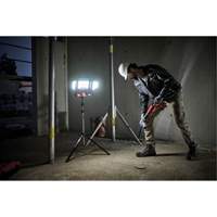 Lampe de travail &agrave; DEL professionnelle &agrave; panneaux pliants lumens sans fil 18V sur tr&eacute;pied, DEL, 3600 lumens O-Max